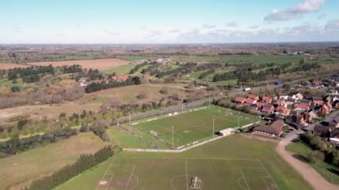 Suffolk, İngiltere 'deki Woodbridge Town Futbol Kulübü' nün evi Nottcutts Park 'ın 4k drone görüntüleri.