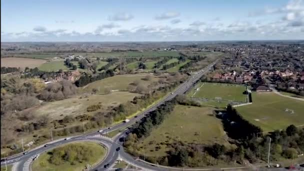 Drönare Hyperlapse Trafik Som Passerar Genom Staden Woodbridge Suffolk Storbritannien — Stockvideo