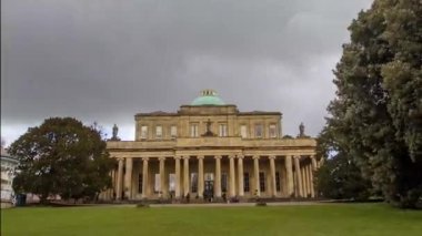 Cheltenham, Gloucestershire, İngiltere 'deki Pitville Pompa Odası' nın 4K zamanı.