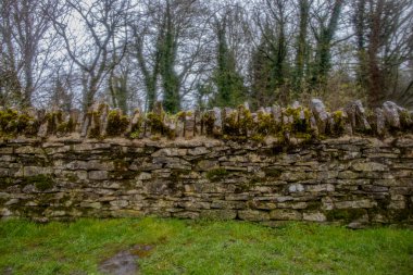 İngiltere 'nin Gloucestershire kırsalında geleneksel bir taş duvar.
