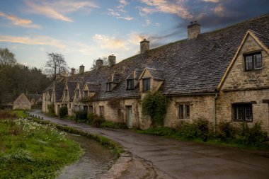 Bibury, Gloucestershire, İngiltere 'deki Arlington Row' un tarihi taş kulübeleri.