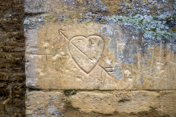 Gammal Graffiti Huggen Sidan Stenbyggnad Bibury Gloucestershire Storbritannien Stockbild