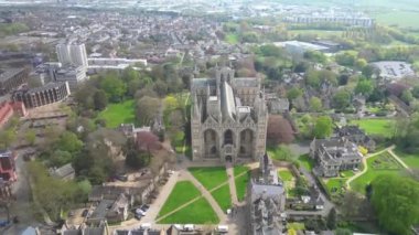 St Peter, St Paul ve St Andrew Katedrali 'nin Peterborough, Cambridgeshire, İngiltere' deki 4k hava görüntüleri.