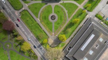 Peterborough, Cambridgeshire, İngiltere 'deki Lido Açık Yüzme Havuzu' nun 4k hava görüntüsü.