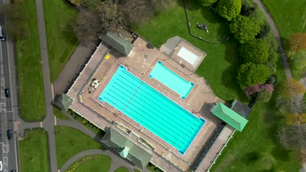 英国坎布里奇郡彼得堡丽都室外游泳池的4K航拍 — 图库视频影像