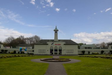 Peterborough, Cambridgeshire, İngiltere 'deki Lido Açık Yüzme Havuzu' na giriş.