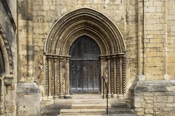 Дверь Стороны Католической Церкви Петра Павла Андрея Питерборо Кембриджшир Великобритания — стоковое фото