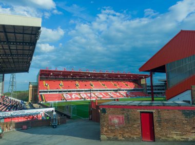 Oakwell Stadyumu üzerinde mavi gökyüzü, Yorkshire, İngiltere 'deki Barnsley Futbol Kulübü' nün evi.