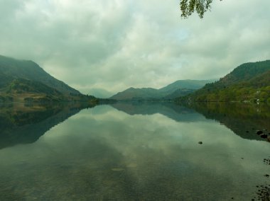 Cumbria, İngiltere 'deki Ullswater Gölü üzerinde sabahın erken saatlerinde bulutlar