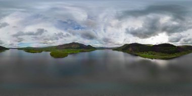 Cumbria, İngiltere 'deki Bassenthwaite Gölü' nün 360 derecelik hava manzarası.