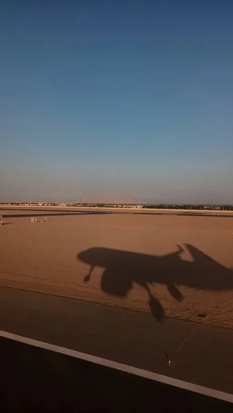 Der Schatten Eines Flugzeugs Das Kurz Vor Dem Landeanflug Auf — Stockfoto