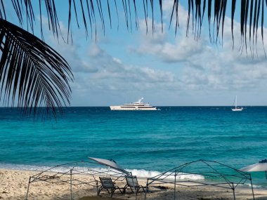Bahamalar 'da Bimini kıyısında demirlemiş lüks bir yat.