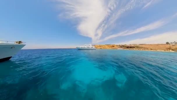 4K条潜水船停泊在埃及沙姆沙伊赫圣殿潜水地点的录像 — 图库视频影像