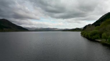 Cumbria, İngiltere 'deki Bassenthwaite Gölü' nün 4k görüntüsü.