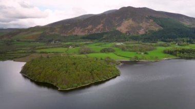 Cumbria, İngiltere 'deki Bassenthwaite Gölü' nün 4k görüntüsü.