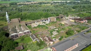 Suffolk, İngiltere 'deki Ipswich yakınlarında terk edilmiş bir fabrikanın 4k görüntüsü.