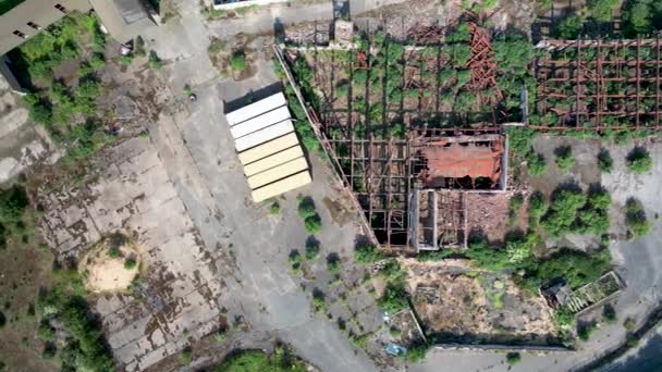 英国サフォークのIpswich近くの放棄された工場の空中ビューの4Kビデオ — ストック動画
