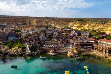 Malta 'da Mellieha yakınlarındaki Temel Reis Köyü' ne bakıyor.
