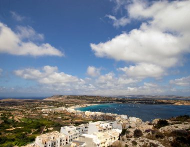 Malta 'daki Mellieha Körfezi' ne tepeden bak