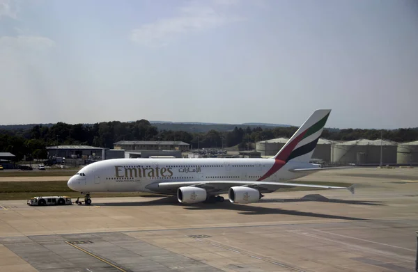 Airbus A380 Της Emirates Αεροδιάδρομο Στο Αεροδρόμιο Gatwick Του Λονδίνου — Φωτογραφία Αρχείου