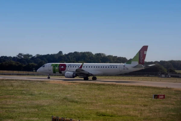 Tap Express Embraer E190Lr Tpq Περιμένει Απογειωθεί Στο Αεροδρόμιο Gatwick — Φωτογραφία Αρχείου