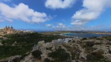 Mellieha, Malta 'da kasaba ve körfeze bakan 4k zaman çizelgesi