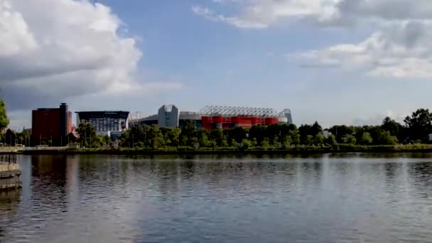 英国マンチェスターのSalford QuaysにあるOld Traffordスタジアムの4Kタイムラプス — ストック動画