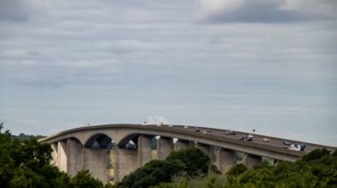 Ipswich, Suffolk, İngiltere yakınlarındaki Orwell Köprüsü 'nden geçen trafiğin 4k zamanı.