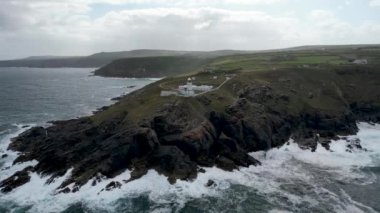 İngiltere, Cornwall 'daki Pendeen Deniz Feneri' nin 4K hava görüntüsü.
