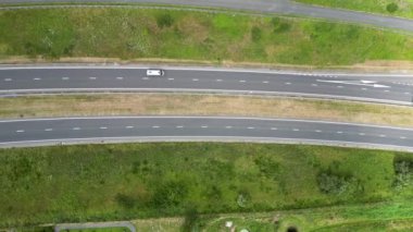 Bodmin Moor, Cornwall, İngiltere 'de A30 boyunca hareket eden trafiğin 4k görüntüsü.