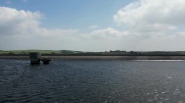 Bodmin Moor, Cornwall, İngiltere 'deki Colliford Gölü' nün 4k hava görüntüsü.