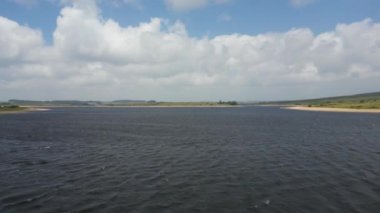 Bodmin Moor, Cornwall, İngiltere 'deki Colliford Gölü' nün 4k hava görüntüsü.