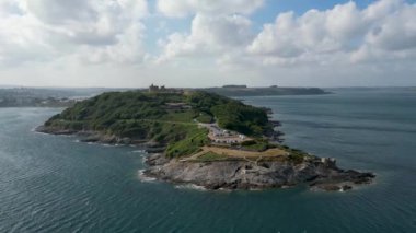 İngiltere, Cornwall 'da Falmouth yakınlarındaki Pendennis Point' in 4k hava görüntüsü.
