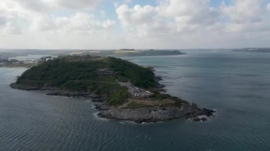 İngiltere, Cornwall 'da Falmouth yakınlarındaki Pendennis Point' in 4k hava görüntüsü.