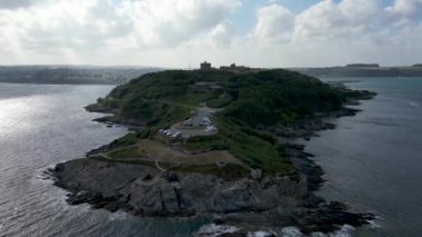 İngiltere, Cornwall 'da Falmouth yakınlarındaki Pendennis Point' in 4k hava görüntüsü.
