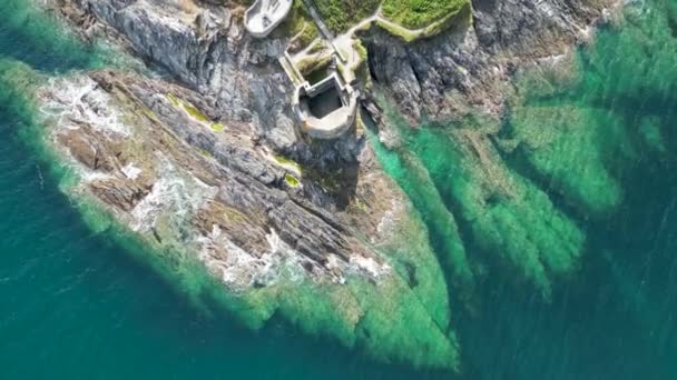 Luchtbeelden Neerkijkend Rotsachtige Kust Van Pendennis Point Bij Falmouth Cornwall — Stockvideo