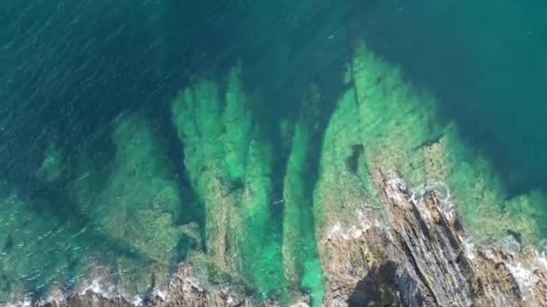4K航拍镜头俯瞰英国康沃尔法尔茅斯附近彭登尼斯角的岩石海岸 — 图库视频影像