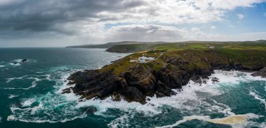 İngiltere, Cornwall 'daki Pendeen Deniz Feneri' nin hava görüntüsü.