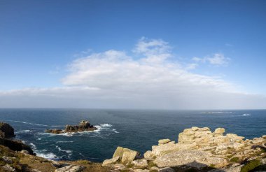 İngiltere, Cornwall 'daki Lands End' deki engebeli kıyı şeridi.