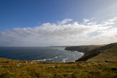 İngiltere, Cornwall 'daki Lands End' deki engebeli kıyı şeridi.