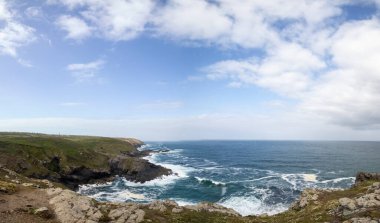 İngiltere 'nin Cornwall kentinde Pendeen yakınlarında engebeli bir sahil.