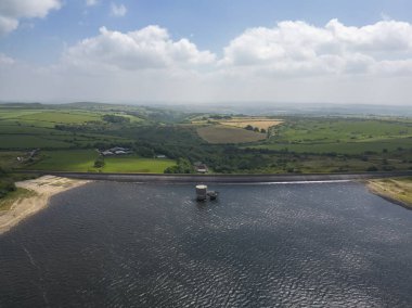 Bodmin Moor, Cornwall, İngiltere 'deki Colliford Gölü' nün hava görüntüsü.