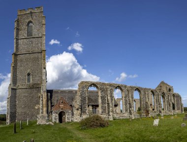 Covehithe, Suffolk, İngiltere 'deki kısmen hasarlı St. Andrews Kilisesi.