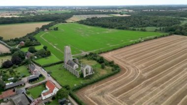 Suffolk, İngiltere 'deki St. Andrew Kilisesi' nin 4k drone görüntüleri.