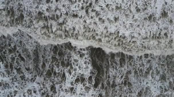 Εναέρια Πλάνα Κοιτάζοντας Κατ Ευθείαν Κάτω Κύματα Στο Whitby Βόρειο — Αρχείο Βίντεο