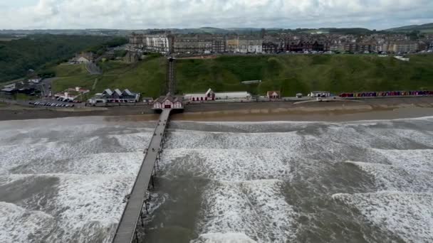 Rekaman Drone Gelombang Bergulir Pantai Saltburn Sea North Yorkshire Inggris — Stok Video