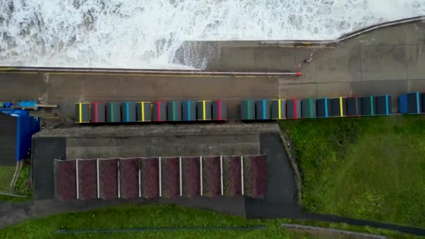 Drone Footage Colourful Beach Huts Sea Front Whitby North Yorkshire — Vídeo de Stock