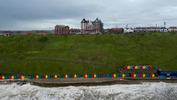 Drone Footage Colourful Beach Huts Sea Front Whitby North Yorkshire — Vídeo de Stock
