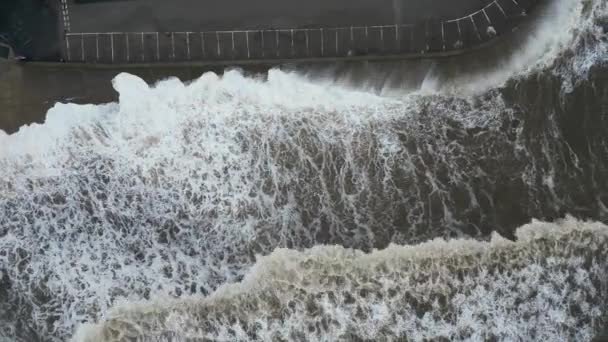 Аерофотозйомка Хвиль Падають Набережну Сендсенді Північному Йоркширі Великобританія — стокове відео