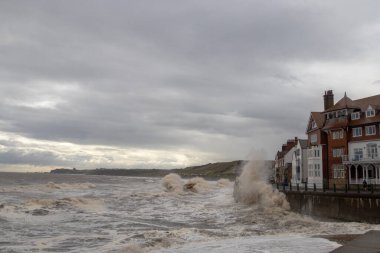 Dalgalar Sandsend, North Yorkshire, İngiltere 'de deniz savunmasına çarpıyor.